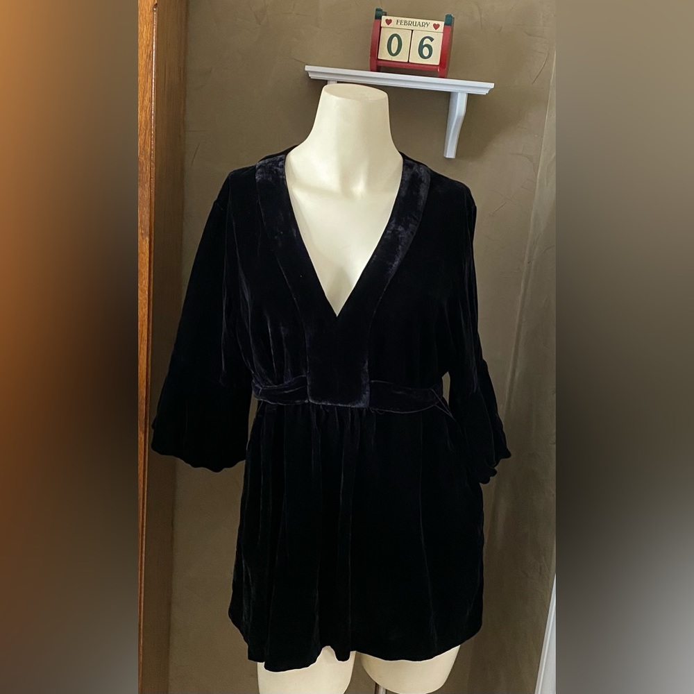 Old Navy black V-Neck Velvet Blouse Tunic Tie waist  Women’s size Large